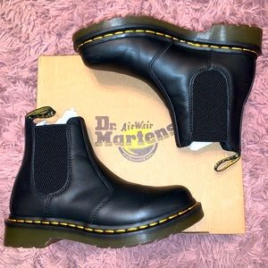 2976 Smooth Leather Chelsea Dr. Martens Boots